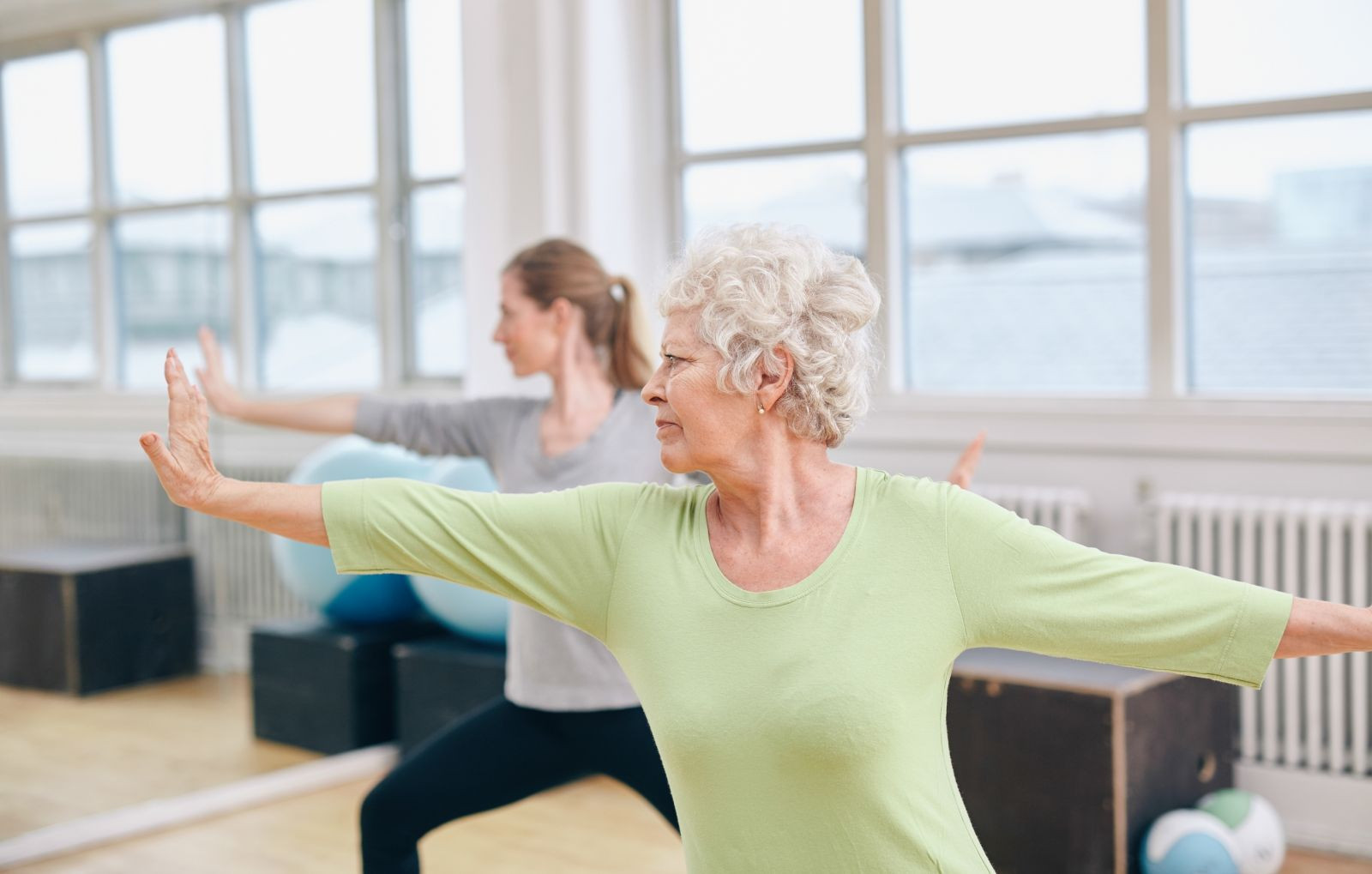 Уроки долголетия. Физкультура для пожилых. Лечебная физкультура для пожилых. Лечебная физкультура пенсионеров. Занятия для пожилых.